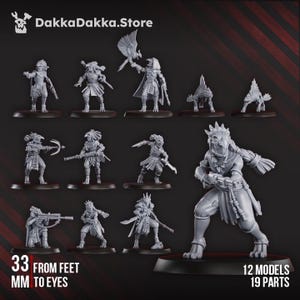 Könnte beinhalten: Eine Sammlung von 12 unbemalten Miniaturmodellen, jeweils mit komplizierten Details, die auf einzelnen schwarzen Sockeln präsentiert werden. Die Figuren befinden sich in verschiedenen Actionposen, mit Waffen und Zubehör. Der Text "33 MM TO EYES" und "12 MODELS 19 PARTS" ist ebenfalls sichtbar.