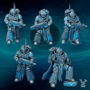 Puede incluir: Cinco figuras en miniatura detalladas de soldados futuristas con armadura plateada y azul, cada uno sosteniendo un arma. Las figuras están posadas en varias posturas de acción, con intrincados detalles en sus cascos y armaduras.