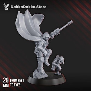 Puede incluir: Figura en miniatura gris de un soldado futurista con un rifle de francotirador, arrodillado sobre una base rocosa, y una criatura más pequeña con aspecto de alienígena. La figura mide 2,9 cm de alto desde los pies hasta los ojos. El logotipo de DakkaDakka.Store está en la esquina superior izquierda.