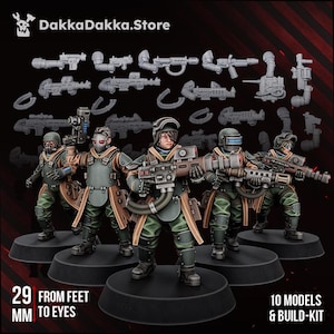 Op de afbeelding: Een set van 10 miniatuur soldatenmodellen met bouwpakketonderdelen, inclusief diverse geweren en zware wapens. De figuren dragen beige jassen, groene broeken en helmen. Tekst: DakkaDakka.Store en 29 mm van voeten tot ogen.
