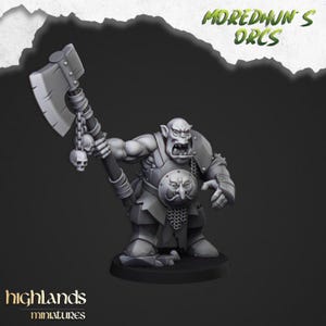 Könnte beinhalten: Graue Ork-Miniaturfigur mit Axt, Schädeldetails und Rüstung. Die Figur hat einen geöffneten Mund und steht auf einem schwarzen Sockel. Der Text "MOREDHUN'S ORCS" und "highlands miniatures" sind sichtbar.