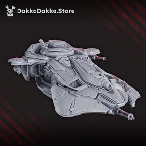 Könnte beinhalten: Graues, futuristisches Raumschiffmodell mit komplizierten Details, darunter mehrere Kanonen und eine zentrale kreisförmige Struktur. Das Modell stammt von DakkaDakka.Store.