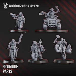 Può includere: Una collezione di figure in miniatura grigie, tra cui personaggi su motociclette e un veicolo fuoristrada. Le figure sono in posa con vari strumenti e armi. Il testo "DakkaDakka.Store" e "62 UNIQUE PARTS" sono visibili.