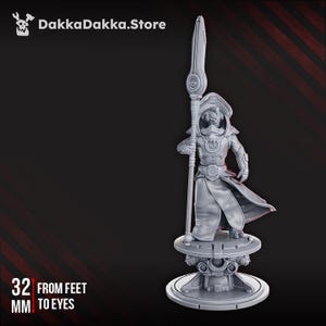 Pode incluir: Figura cinzenta impressa em 3D de um personagem futurista segurando uma lança. A figura tem 3,2 cm de altura dos pés aos olhos. O personagem está vestindo uma roupa com capuz, máscara e armadura. A figura está em uma plataforma circular. O logotipo DakkaDakka.Store está no canto superior esquerdo.