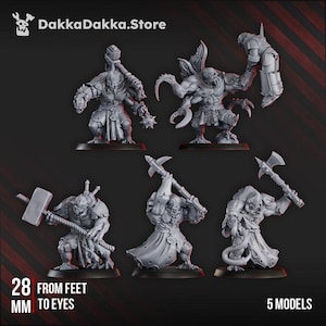Puede incluir: Cinco figuras de fantasía en miniatura grises, cada una posando con un arma. Las figuras incluyen un guerrero con un martillo, una criatura con garras y otras con hachas y mazas. El texto de la imagen dice "DakkaDakka.Store", "28 mm de los pies a los ojos" y "5 modelos".