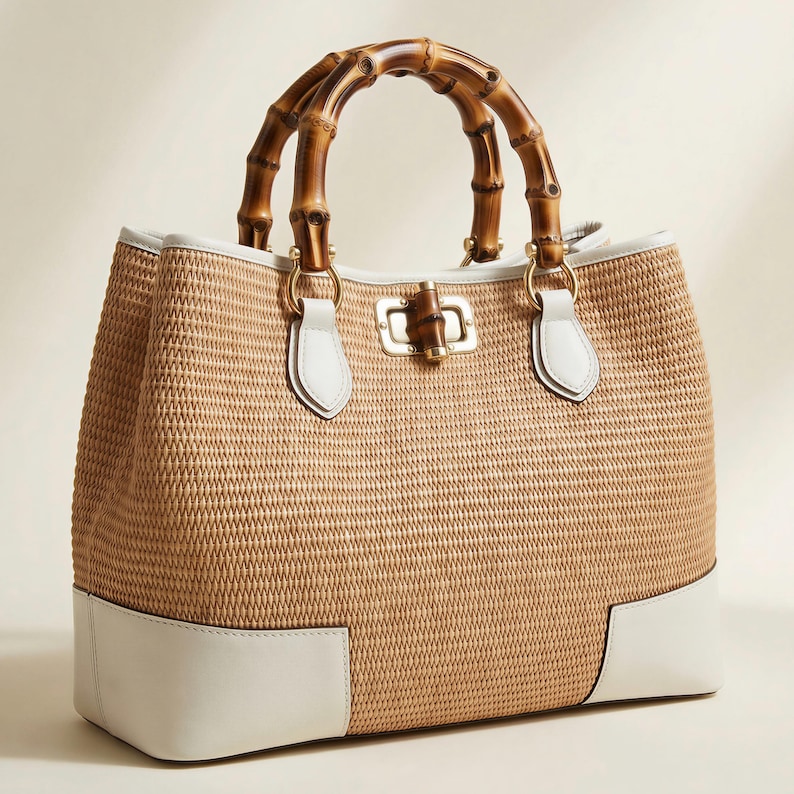 Pode incluir: Bolsa de m&atilde;o bege tecida com al&ccedil;a de bambu e detalhes em couro branco. A bolsa tem formato retangular, ferragens douradas e fecho seguro. A base da bolsa &eacute; branca.