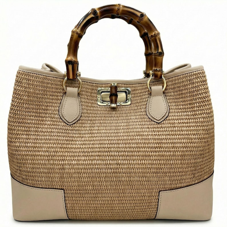 Pode incluir: Bolsa bege com textura tecida, com al&ccedil;a de bambu e fecho dourado. Os cantos inferiores e a borda s&atilde;o de cor bege claro. A bolsa tem um formato estruturado e um design cl&aacute;ssico.