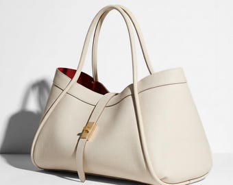 Bolsa de couro Togo fabricada na Itália | Bolsa de couro Togo fabricada na Itália com alça ajustável e detalhes dourados