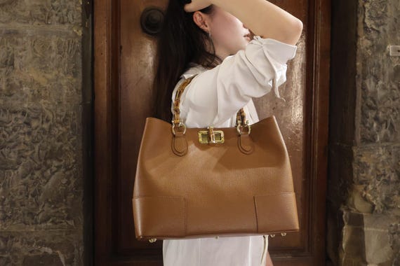 Borsa artigianale in pelle Togo con manici in bamboo naturale -Made in Italy with Genuine Dollar togo Leather with light Gold accessories