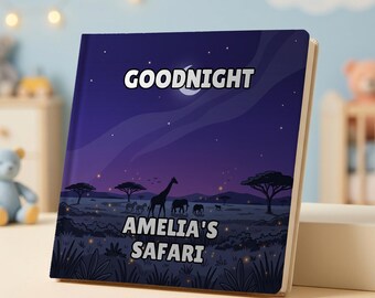 Puede incluir: Un libro cuadrado de tapa dura con una ilustración de un cielo nocturno de color morado oscuro, una luna creciente, estrellas y un paisaje de sabana con siluetas de una jirafa, elefantes y cebras. El texto dice GOODNIGHT AMELIA'S SAFARI.