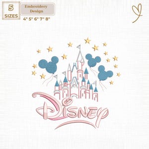 Puede incluir: Un diseño de bordado con un castillo rosa y azul con globos con forma de Mickey Mouse y estrellas doradas. La palabra "Disney" está escrita en cursiva. El diseño está disponible en 5 tamaños: 10cm, 13cm, 15cm, 18cm y 20cm.
