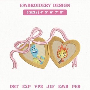 Op de afbeelding: Een borduurontwerp met twee hartvormige medaillons met stripfiguren. De medaillons zijn verbonden door een roze lint en strik. Tekst bovenaan luidt "EMBROIDERY DESIGN" en "5 MATEN | 10 cm 13 cm 15 cm 18 cm 20 cm".