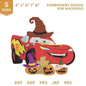 Puede incluir: Diseño de bordado a máquina con un coche de carreras rojo con un sombrero de bruja marrón, acompañado de tres calabazas y una cruz. El texto incluye 5 SIZES, 4" 5" 6" 7" 8", EMBROIDERY DESIGN FOR MACHINES y formatos DST, EXP, VP3, JEF, PES.