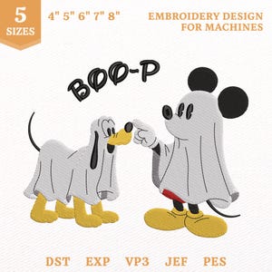 Puede incluir: Diseño de bordado a máquina con un perro y un ratón disfrazados de fantasmas con sábanas blancas. El texto dice BOO-P. El diseño incluye 5 tamaños de 4 a 8 pulgadas y es compatible con los formatos de archivo DST, EXP, VP3, JEF y PES.