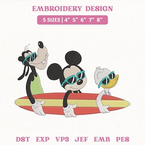 Può includere: Design per ricamo con Topolino, Pippo e Paperino su una tavola da surf, tutti con occhiali da sole. Il design include testo che indica cinque opzioni di dimensioni: 10,16 cm, 12,7 cm, 15,24 cm, 17,78 cm e 20,32 cm.