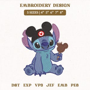 Puede incluir: Un diseño de bordado con un personaje de dibujos animados azul que lleva un sombrero negro con un emblema rojo, sosteniendo un helado marrón con forma de Mickey Mouse. El diseño incluye el texto "EMBROIDERY DESIGN" y opciones de tamaño de 10.16cm a 20.32cm.