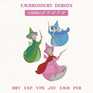 Pode incluir: Um design de bordado com três personagens de fadas de desenho animado em vestidos verdes, azuis e rosa, cada um segurando uma varinha. O design inclui texto indicando cinco opções de tamanho: 10 cm, 13 cm, 15 cm, 18 cm e 20 cm. O texto "EMBROIDERY DESIGN" está no topo.