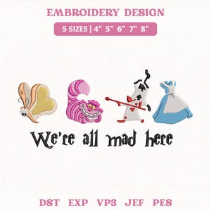 Può includere: Design per ricamo con personaggi di Alice nel Paese delle Meraviglie. Include una farfalla, lo Stregatto, una carta da gioco e il vestito di Alice. Il testo recita "We're all mad here." Disponibile in 5 misure.