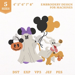 Può includere: Un disegno da ricamo per macchine raffigurante un personaggio fantasma con un fiocco viola che tiene un secchiello a forma di zucca con orecchie di Mickey, accanto a un cane fantasma con una piccola zucca e due palloncini a forma di Mickey nero e oro.