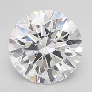 Può includere: Un diamante rotondo a taglio brillante con numerose sfaccettature, che riflette la luce e appare bianco brillante. La gemma è posta su uno sfondo chiaro e uniforme, che ne mette in risalto la chiarezza e la brillantezza. La forma del diamante è perfettamente circolare.