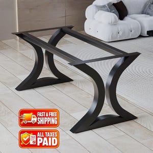 Puede incluir: Una base de mesa de metal negro con dos soportes curvos en forma de C conectados por un marco rectangular. La estructura está diseñada para sostener un tablero, mostrando un acabado mate liso y una silueta geométrica robusta y estable.