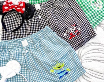 ディズニーキャラクターをモチーフにしたギンガムチェックのショートパンツ