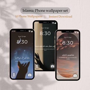 Puede incluir: Tres smartphones que muestran fondos de pantalla de temática islámica. Cada pantalla muestra la hora como las 8:30 am del 12 de abril. Los fondos de pantalla presentan texto árabe y fondos celestiales o naturales. La parte superior de la imagen dice "Islamic Phone wallpaper set".