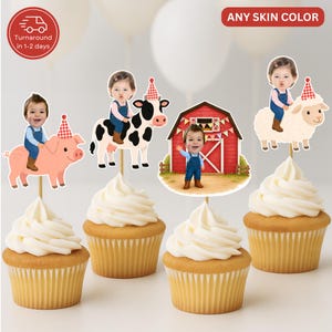 Può includere: Cupcake con decorazioni a tema fattoria e fienile. Ogni cupcake ha un vortice di glassa bianca. Le decorazioni presentano un bambino che cavalca un maiale, una mucca e una pecora e un fienile. Il testo recita "Any Skin Color".