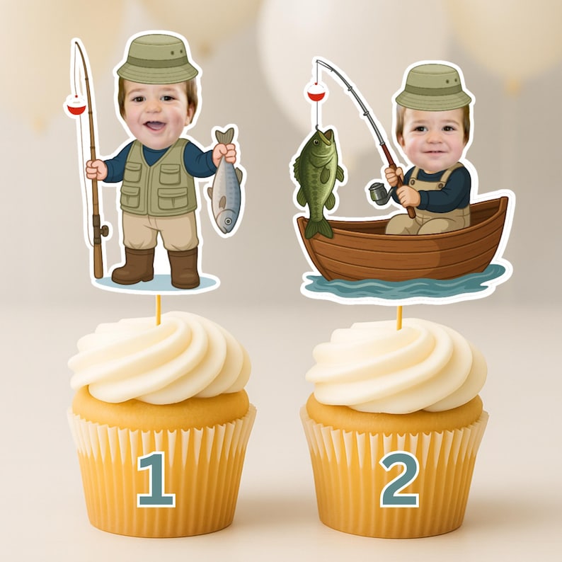 K&ouml;nnte beinhalten: Zwei Cupcakes mit personalisierten Papieraufsteckern. Der erste zeigt einen Cartoon-Angler mit Angelrute und Fisch. Der zweite zeigt einen Cartoon-Angler in einem Holzboot mit Angelrute und einem gr&uuml;nen Fisch. Beide zeigen das Gesicht eines Kindes.
