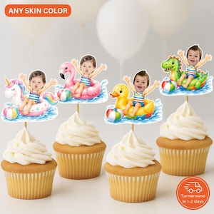 Op de afbeelding: Vier cupcakes met gepersonaliseerde fototaarttoppers van kinderen in gestreepte zwemkleding op opblaasbare zwembanden in de vorm van een eenhoorn, roze flamingo, gele eend en groene dinosaurus, elk met een strandbal erbij.