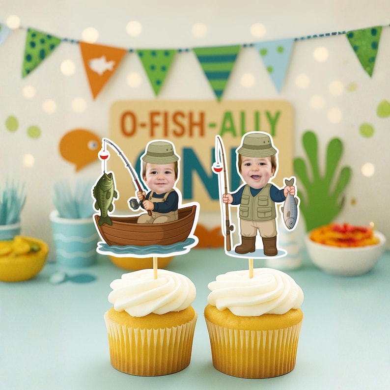 K&ouml;nnte beinhalten: Zwei Cupcakes mit personalisierten Papieraufsteckern, die eine Cartoon-Illustration eines Kindes mit Anglerhut zeigen. Ein Aufstecker zeigt das Kind in einem braunen Boot mit Angelrute und gr&uuml;nem Fisch, der andere das Kind stehend mit Angelrute und grauem Fisch.