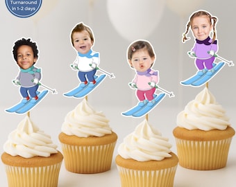 Puede incluir: Cupcakes con glaseado blanco y adornos con niños de dibujos animados esquiando. Los niños visten ropa de invierno y están sobre esquís azules. Los cupcakes están en moldes de papel amarillos.