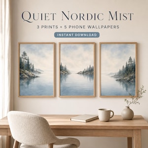 Pode incluir: Três impressões de parede verticais emolduradas apresentando uma paisagem serena de pinheiros ao longo de um lago azul calmo sob um céu nublado. O texto diz Quiet Nordic Mist, 3 Prints + 5 Phone Wallpapers e Instant Download em letras azul-escuras.