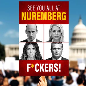 以下が含まれることがあります： 群衆の中で掲げられた抗議の標識。黄色で「SEE YOU ALL AT NUREMBERG」、白で「F*CKERS!」と書かれた赤い背景。標識には4人の顔写真が掲載されています。