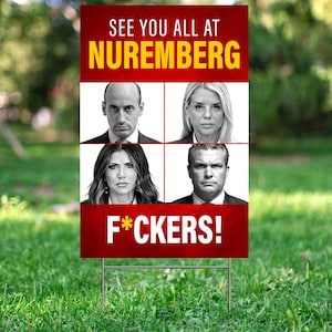 以下が含まれることがあります： 赤い背景に「SEE YOU ALL AT NUREMBERG」と上部に、「F*CKERS！」と下部に白い文字が書かれた長方形の庭の看板。看板には、4人の白黒の顔写真が掲載されています。