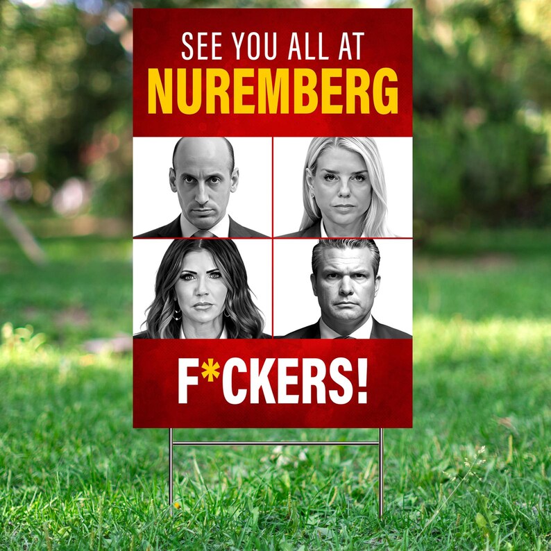 以下が含まれることがあります： 赤い背景に「SEE YOU ALL AT NUREMBERG」と上部に、「F*CKERS！」と下部に白い文字が書かれた長方形の庭の看板。看板には、4人の白黒の顔写真が掲載されています。