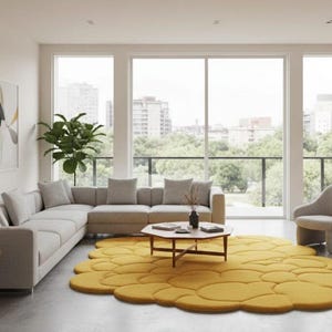 Puede incluir: Un sal&oacute;n moderno con un gran sof&aacute; esquinero, una alfombra amarilla con forma de nube y una peque&ntilde;a mesa auxiliar de madera. La habitaci&oacute;n tiene grandes ventanales con vistas a la ciudad y varias obras de arte enmarcadas.