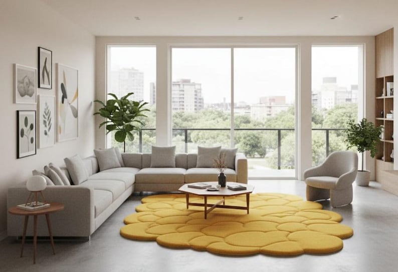 Puede incluir: Un sal&oacute;n moderno con un gran sof&aacute; esquinero, una alfombra amarilla con forma de nube y una peque&ntilde;a mesa auxiliar de madera. La habitaci&oacute;n tiene grandes ventanales con vistas a la ciudad y varias obras de arte enmarcadas.