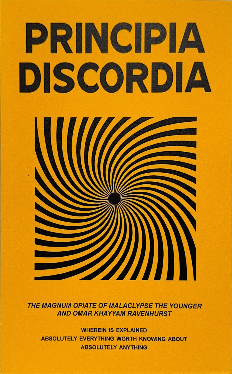 Pu&ograve; includere: Una copertina di libro con uno sfondo giallo brillante e testo nero che recita PRINCIPIA DISCORDIA. Sotto il titolo c'&egrave; un grafico quadrato con un motivo a spirale nero e giallo. Il testo in basso recita THE MAGNUM OPIATE OF MALACLYPSE THE YOUNGER AND OMAR KHAYYAM RAVENHURST WHEREIN IS EXPLAINED ABSOLUTELY EVERYTHING WORTH KNOWING ABOUT ABSOLUTELY ANYTHING.