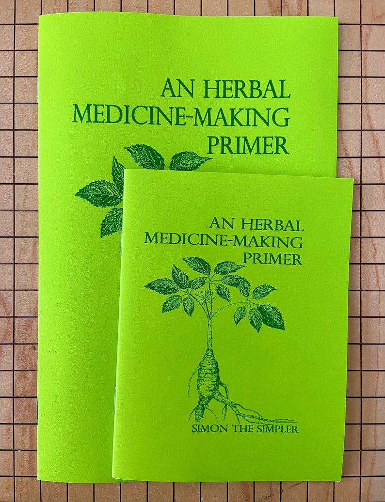 Puede incluir: Dos libros verdes con el t&iacute;tulo "An Herbal Medicine-Making Primer" en la portada. El libro m&aacute;s peque&ntilde;o tiene un dibujo de una planta con ra&iacute;ces en la portada y el texto "Simon the Simpler" en la parte inferior.