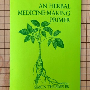 Puede incluir: Un libro verde con el t&iacute;tulo "An Herbal Medicine-Making Primer" y el autor "Simon the Simpler". La portada presenta una ilustraci&oacute;n verde de una planta de ginseng.