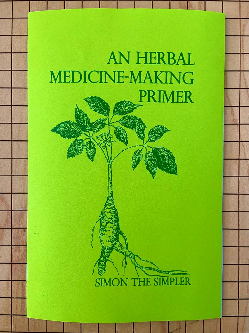 Puede incluir: Un libro verde con el t&iacute;tulo "An Herbal Medicine-Making Primer" y el autor "Simon the Simpler". La portada presenta una ilustraci&oacute;n verde de una planta de ginseng.