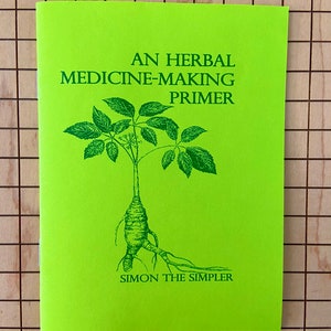 Puede incluir: Un libro verde con el t&iacute;tulo "An Herbal Medicine-Making Primer" y una ilustraci&oacute;n de una planta con ra&iacute;ces. El autor aparece como "Simon the Simpler".