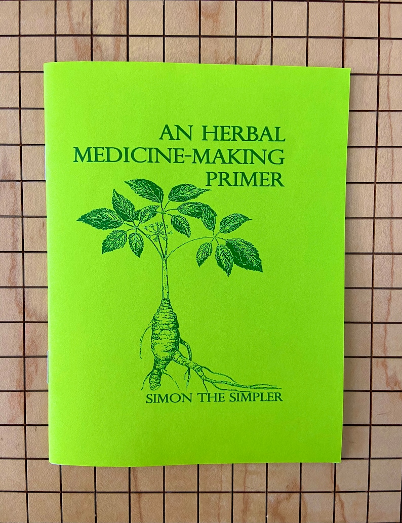 Puede incluir: Un libro verde con el t&iacute;tulo "An Herbal Medicine-Making Primer" y una ilustraci&oacute;n de una planta con ra&iacute;ces. El autor aparece como "Simon the Simpler".