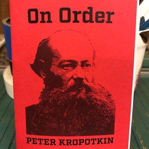 Pode incluir: Uma capa de livro vermelha com o título "On Order" e o autor "Peter Kropotkin" em texto preto. Uma ilustração em preto e branco de um homem com barba e óculos é apresentada na capa.