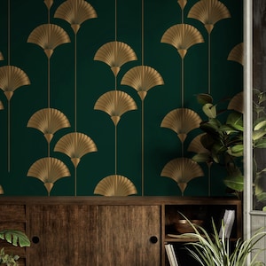 Puede incluir: Papel pintado verde oscuro con un diseño repetitivo de abanicos dorados. El papel pintado se combina con un mueble de madera y varias plantas en macetas, creando un diseño interior elegante. Los abanicos están dispuestos en filas verticales.