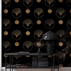 Pode incluir: Papel de parede preto com um design art déco dourado repetitivo de círculos e formas de leque. Uma consola preta com tampo de mármore exibe livros, uma lâmpada e objetos decorativos. O quarto tem uma estética moderna e elegante.