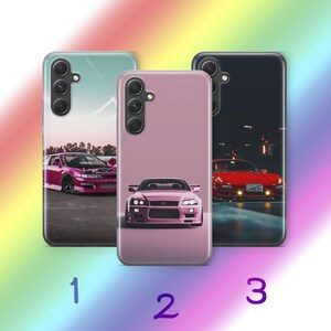 Könnte beinhalten: Drei Smartphone-Hüllen mit Automobil-Motiven. Hülle 1 zeigt ein rosa Auto auf einer Rennstrecke. Hülle 2 hat einen rosa Hintergrund mit einem rosa Sportwagen von vorne. Hülle 3 zeigt ein rotes Auto bei Nacht. Die Zahlen 1, 2 und 3 stehen darunter.