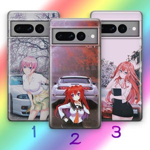 Könnte beinhalten: Drei Smartphone-Hüllen mit Anime-Charakteren und Sportwagen. Die linke Hülle zeigt einen Charakter mit rosa Haaren und ein weißes Auto. Die mittlere Hülle zeigt einen rothaarigen Charakter und ein weißes Auto mit dem Text PLAY. Die rechte Hülle zeigt einen rothaarigen Charakter mit Brille.