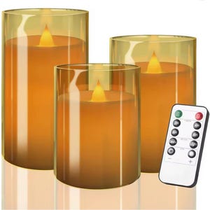 以下が含まれることがあります： 透明なガラスホルダーに入った、3つのフレームレスLEDキャンドルのセット。キャンドルは温かみのある琥珀色の光を放ち、リモコンで制御されます。リモコンには、タイマー設定と光の強度を設定するボタンがあります。